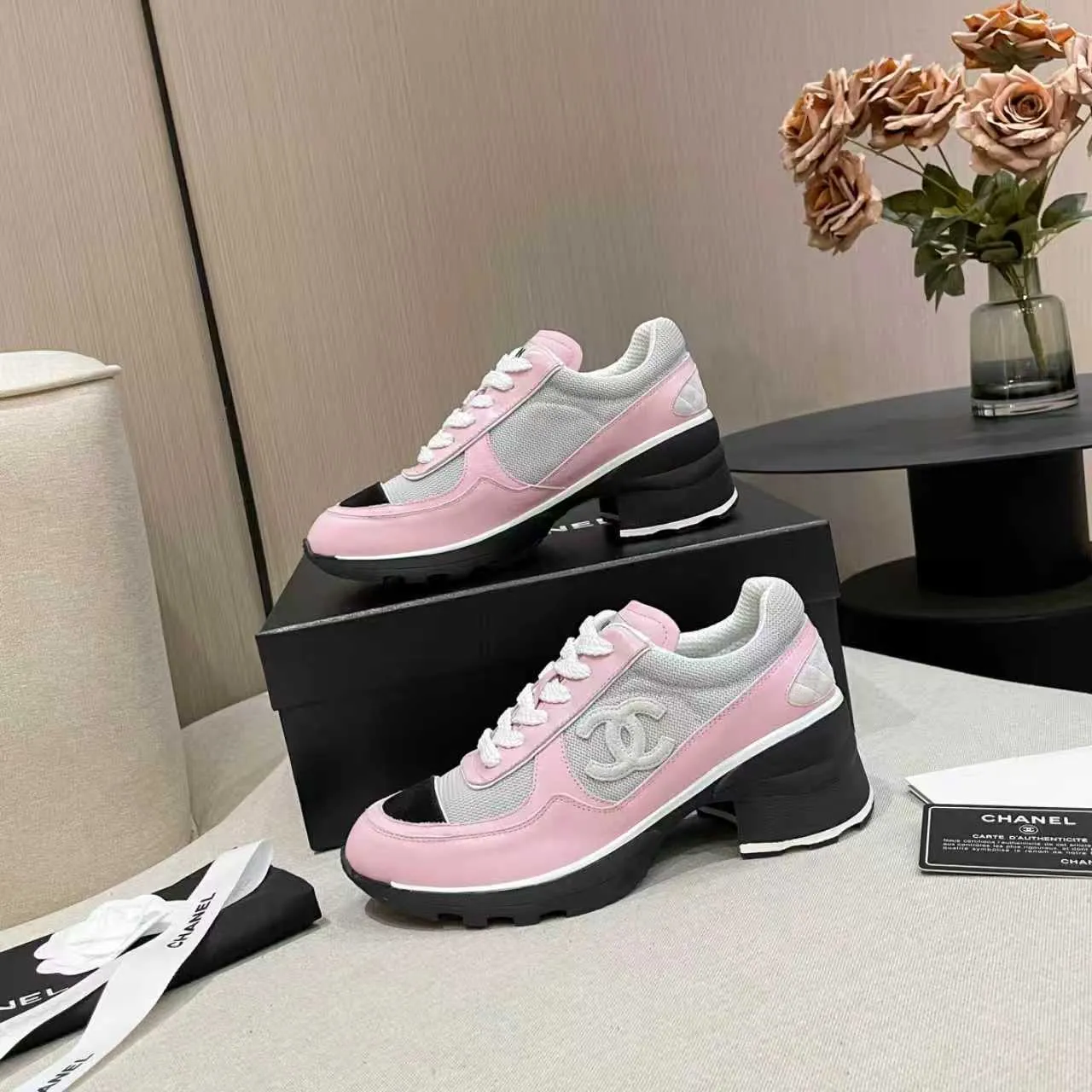 👟👟Ex-factory price 580👟👟Chanel Panda Shoes! 2025 counter's top casual sports shoes. This classic design; the upper is electro-embroidered with a variety of techniques; the outsole is fashionable and sporty; the unusual inclusion of a variety of color matching elements... The diversified mix and match is very good-looking and versatile, and can be used for leisure, fashion, sports, and outdoor... ꫛꫀꪝ Go➫ Materials: ❶Upper made of: original imported first-layer silk cowhide + original waterproof cloth + original first-layer cowhide ❷Inner lining: Original Yangli + Net ❸ Outsole based on: Original TPU combination outsole Special counter boutique packaging complete set for women 35–40